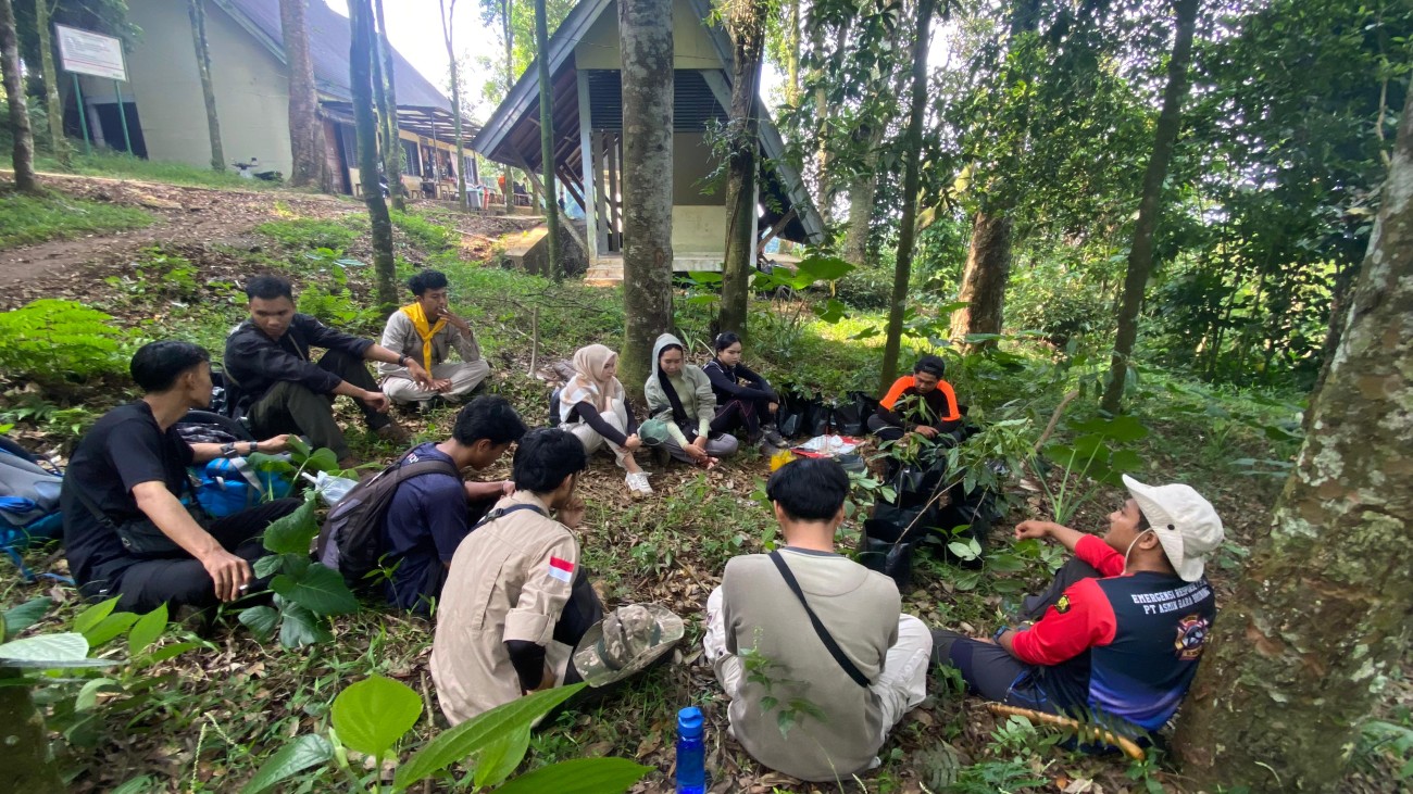 Pembersihan Rumput Liar dan Pengambilan Bibit Pohon Puspa